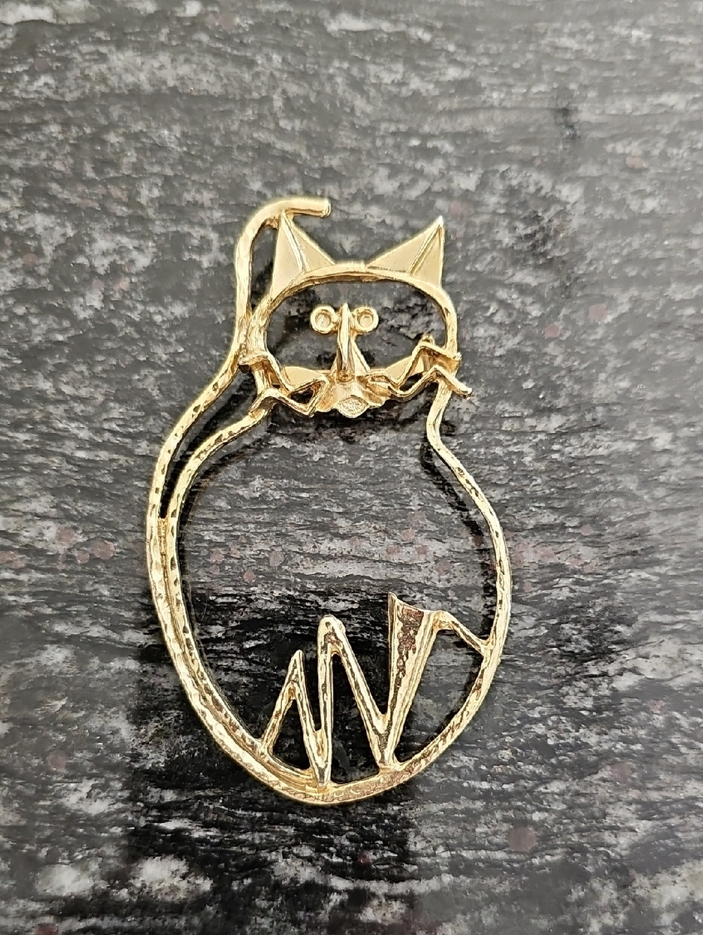 Gold Cat Outline Pin - Elegant Cat Brooch for Cat Lovers